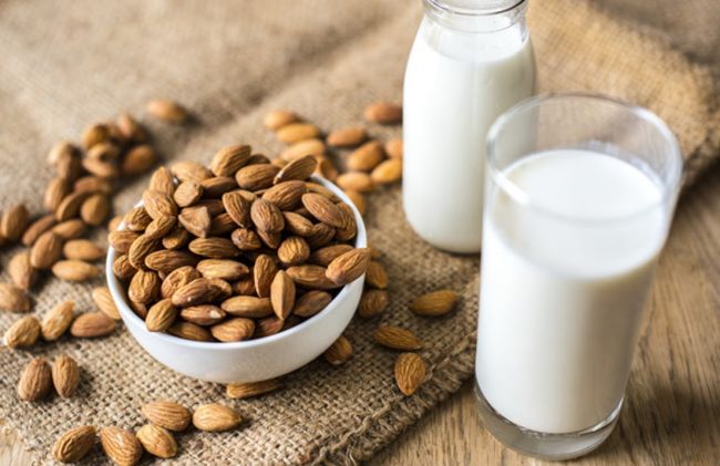 almendras-leche-vaso-jarra